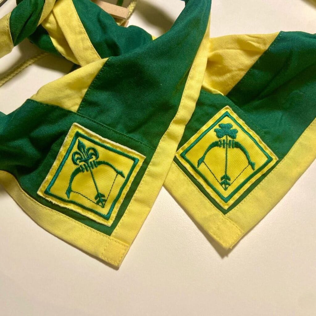 Katajaisten ja Tomerien molemmat lippukuntahuivit