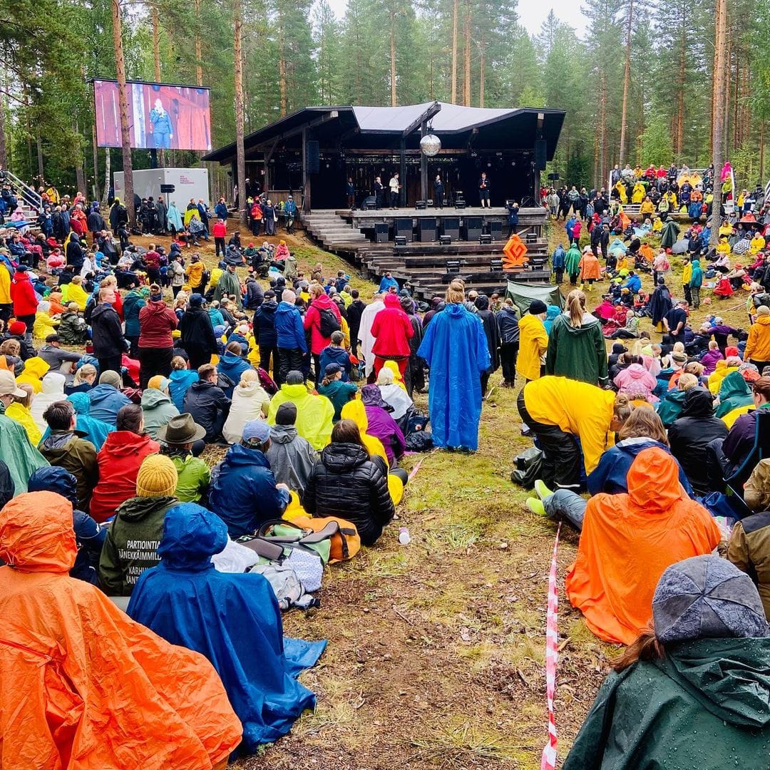 Yleisöä katsomassa esitystä Johtajatulilla 2023