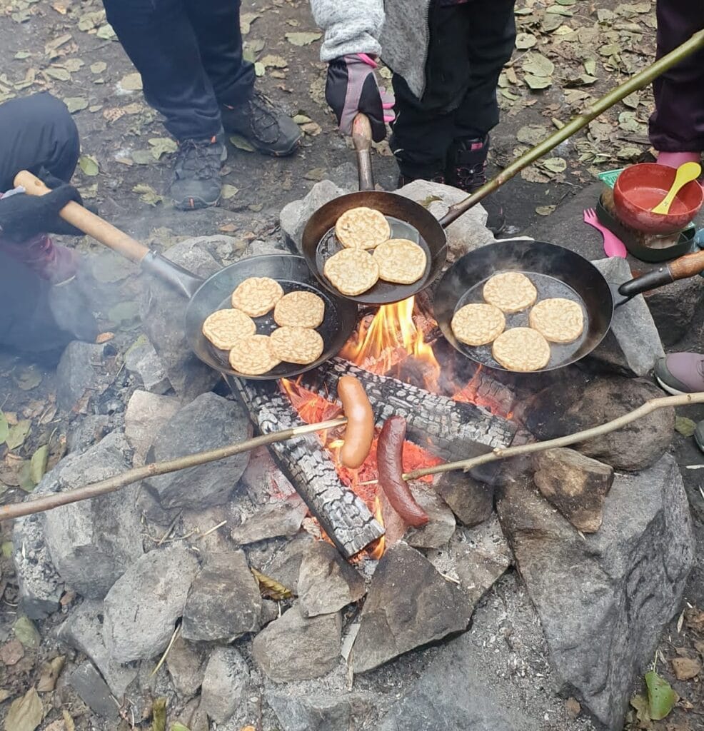 Sudenpentujen letun- ja makkaranpaistoa lippukunnan syysleirillä 2023